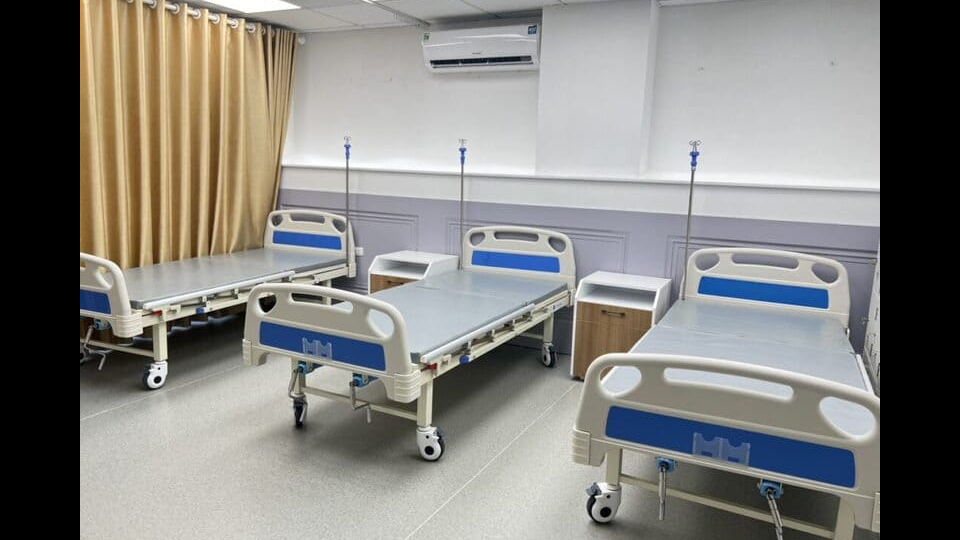 Ai nên dùng giường 2 tay quay trong chăm sóc bệnh nhân tại nhà?